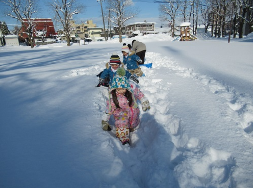 雪遊び