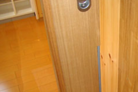 安全カバーを取り付けて小さな手を守ります