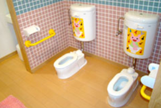 トイレの苦手な子も使える、小さくてかわいい水洗トイレ
