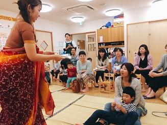 キッズランチトリップ　スタッフなどがガイドになり色々な国を紹介しています