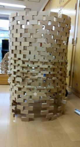 子どもたちが作った積み木のタワー