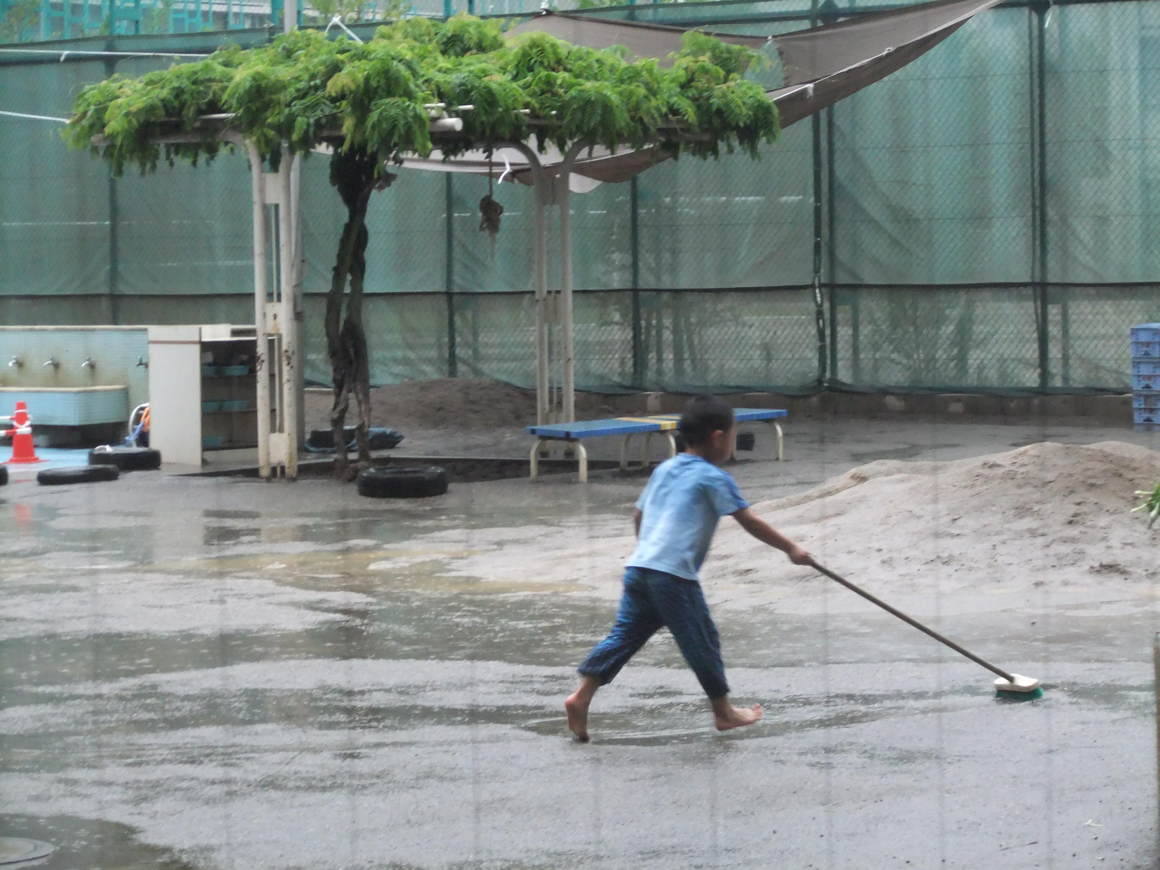 雨の園庭